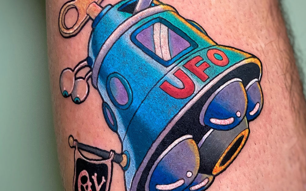 Tatuatge d'una nau extraterrestre amb una bandera de pirata