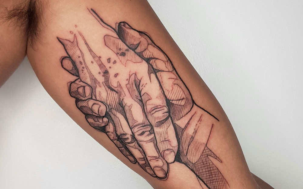 Tatuatge realista de dues mans agafades