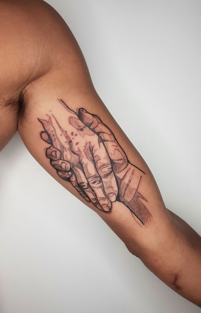 Tatuatge realista de dues mans agafades